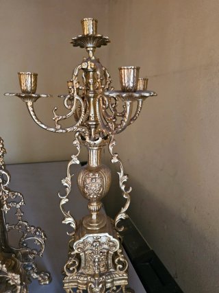 Reloj y candelabros dorados antiguos