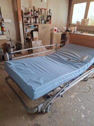 Cama geriátrica elevable con carro y colchón
