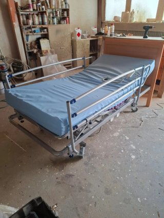 Cama geriátrica elevable con carro y colchón