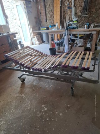 Cama geriátrica elevable con carro y colchón