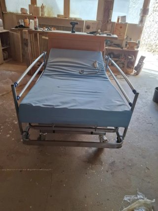 Cama geriátrica elevable con carro y colchón