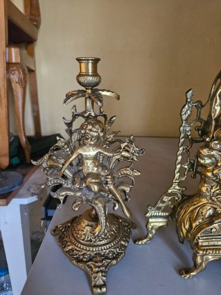 Reloj y candelabros antiguos dorados