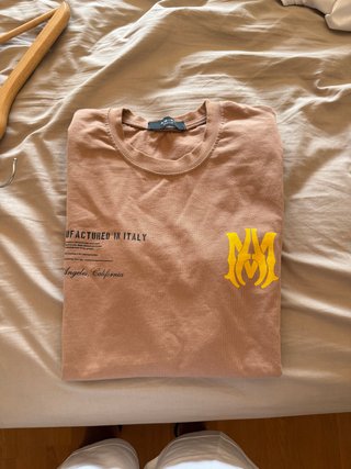 Camiseta Amiri Marrón con Logo Amarillo