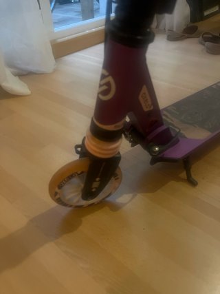 Patinete morado con ruedas