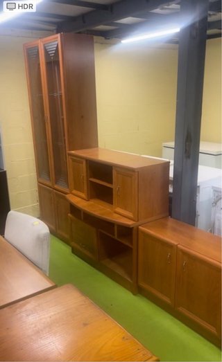 Mueble de sala de madera y cristal