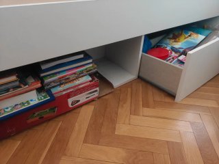 Cama infantil con cajones y estantería