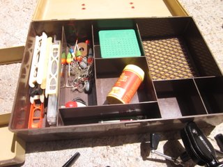 CAJA DE PESCA CON RODILLOS Y ACCESORIOS