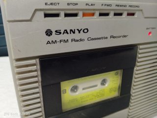 Radio Cassette Sanyo M-2402 5F AM-FM.