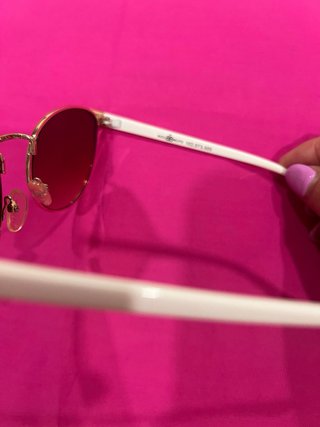 Gafas de sol doradas y blancas
