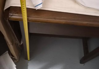 Mesa auxiliar antigua extensible de madera
