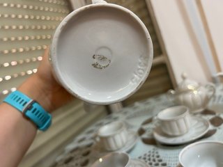 Juego de café de porcelana blanco y dorado