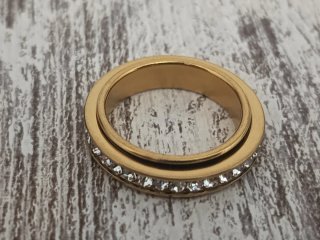 Anillo dorado con circonitas