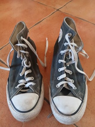 Dos pares de zapatillas converse cada una 15€