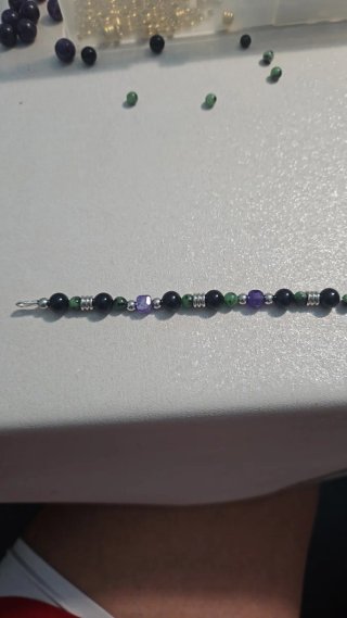 Pulseras de cuentas azules y moradas