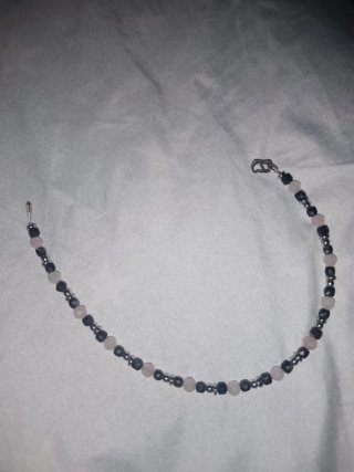 Pulseras de cuentas azules y moradas