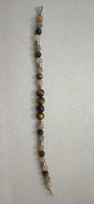 Pulseras de cuentas azules y moradas