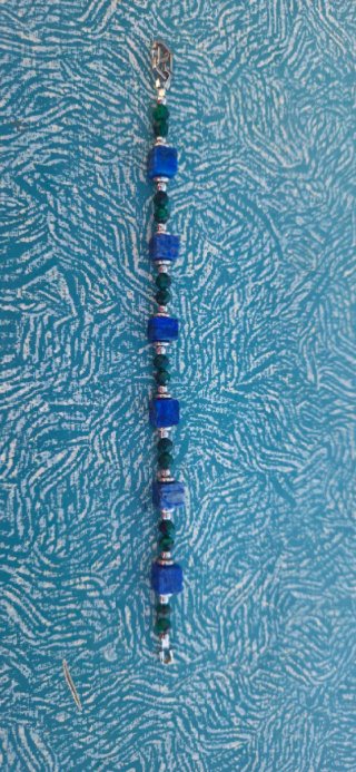 Pulseras de cuentas azules y moradas