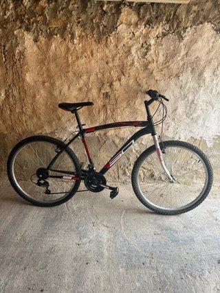 Bicicleta de montaña negra y roja