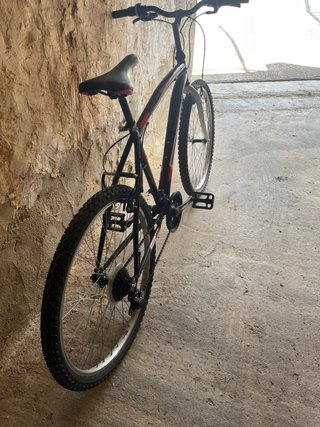 Bicicleta de montaña negra y roja