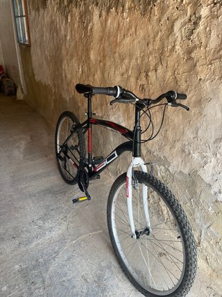Bicicleta de montaña negra y roja