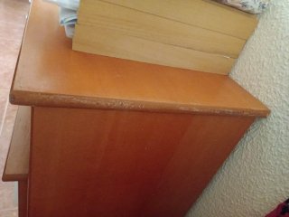 Escritorio de madera con mesita