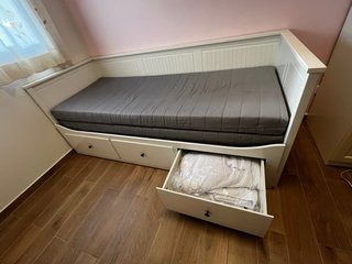 Cama extensible blanca con cajones