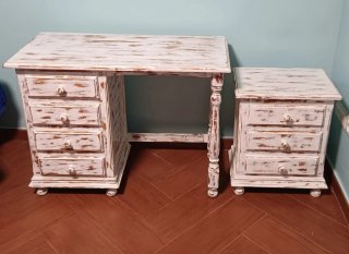 Mesa y mesita de noche de madera