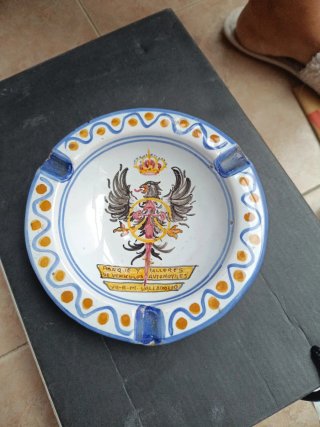 Cenicero antiguo escudo águila Valladolid