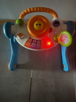 Mesa de actividades para bebé