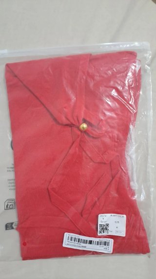 Blusa roja halter con detalles dorados