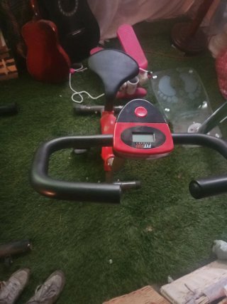 Bicicleta Estática Roja y Negra