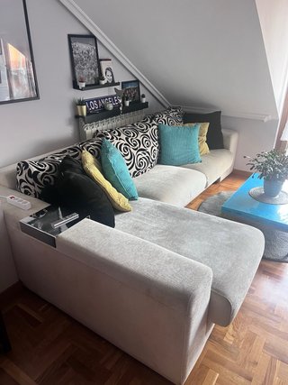 Sofá chaise longue de tela tapizada en color crema