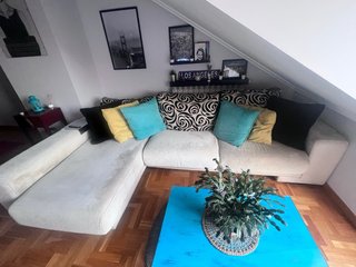 Sofá chaise longue de tela tapizada en color crema