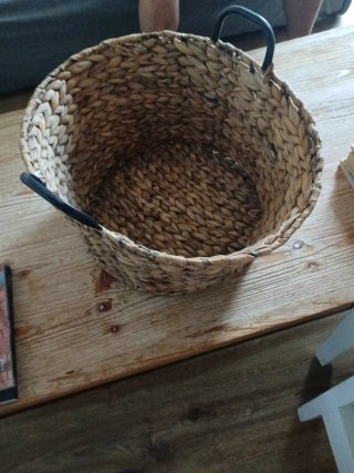 Cesta de esparto tejida a mano