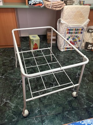 Cuna de bebé o moisés con dosel