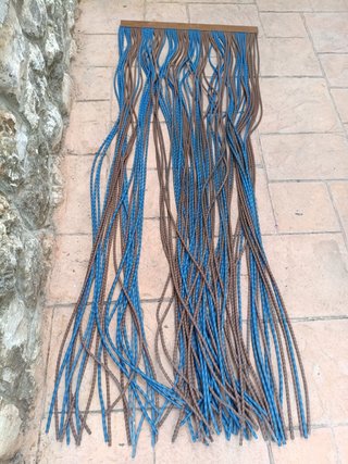 Cortina mosquitera azul y marrón