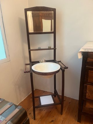 Palanganero antiguo con espejo