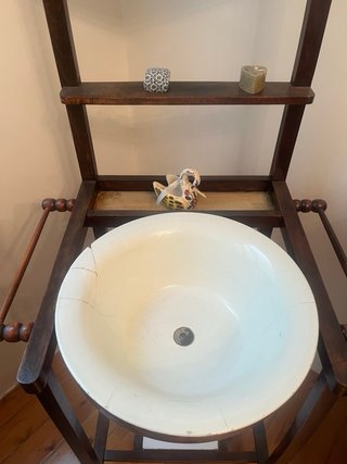Palanganero antiguo con espejo