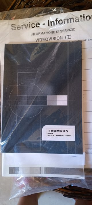 TV Thomson con reproductor VHS retro