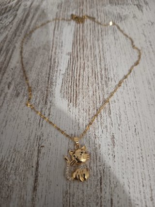 Colgante de gato dorado con circonitas