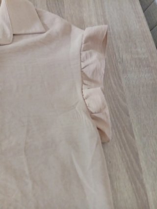 Camisa beige con volantes talla 34