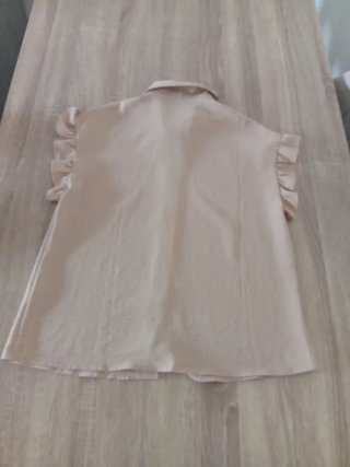 Camisa beige con volantes talla 34