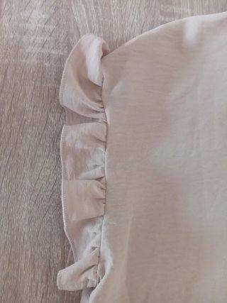 Camisa beige con volantes talla 34