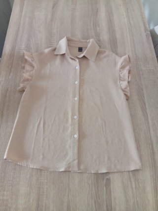 Camisa beige con volantes talla 34