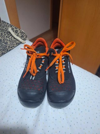 Zapatos de seguridad negros y naranjas