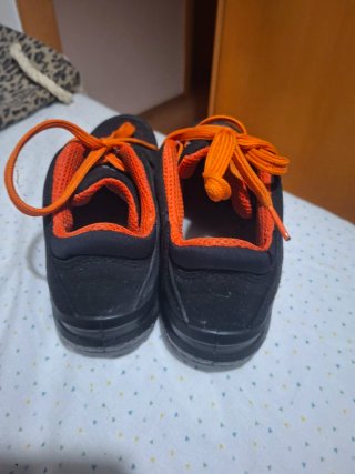 Zapatos de seguridad negros y naranjas