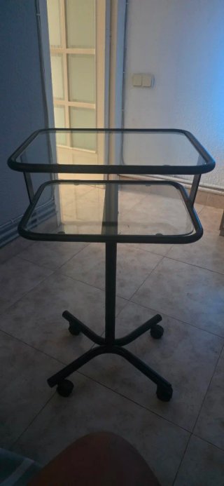 Mesa auxiliar con ruedas y cristal