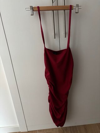 Vestido rojo ajustado con tirantes