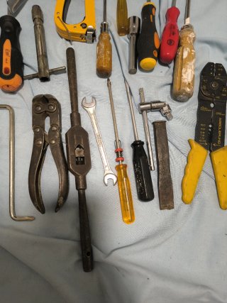 Herramientas destornilladores alicates pinzas