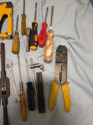 Herramientas destornilladores alicates pinzas